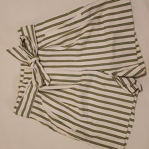 Gorgeous French white vertical striped shorts with bow and pockets -- XS